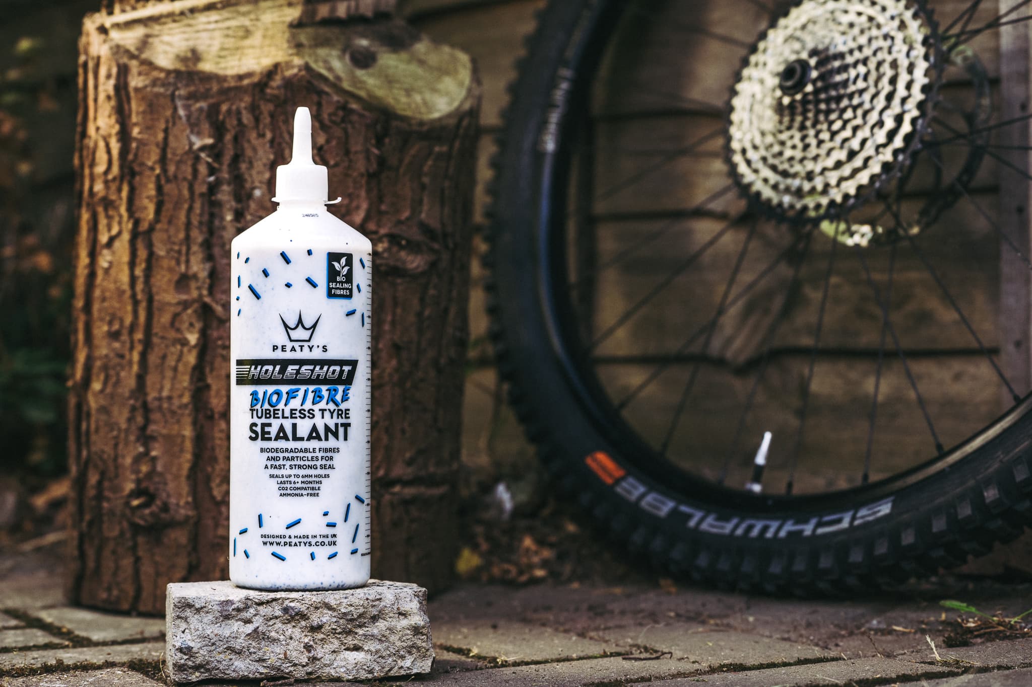 Peaty's tubeless sealant naast een mountainbikewiel